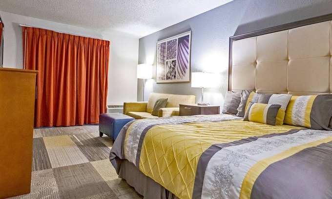 Jefferson County Hotel | Coratel Inn by Jasper Iowa Fairfield - Comfort 1 King Suites with Sofa Bed NS