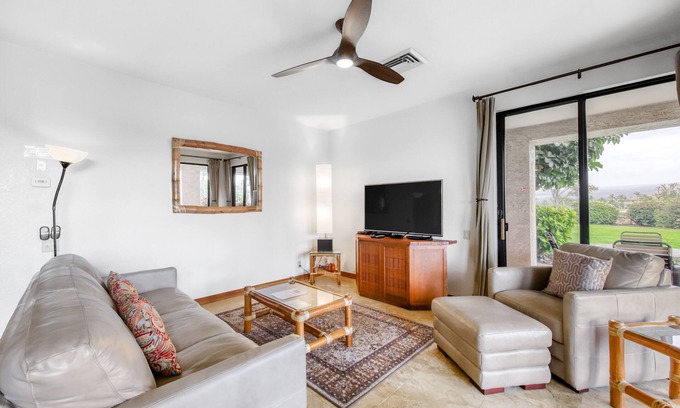 Waikoloa Condo | Corner condo on golf course with pool & hot tub access, & private washer/dryer