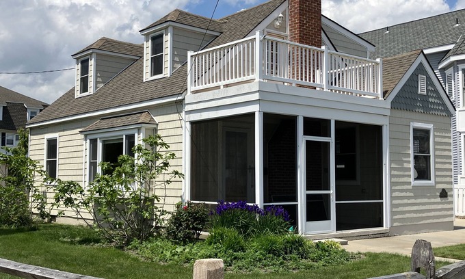 Avalon House | Corner Cottage 2 blocks from the beach!