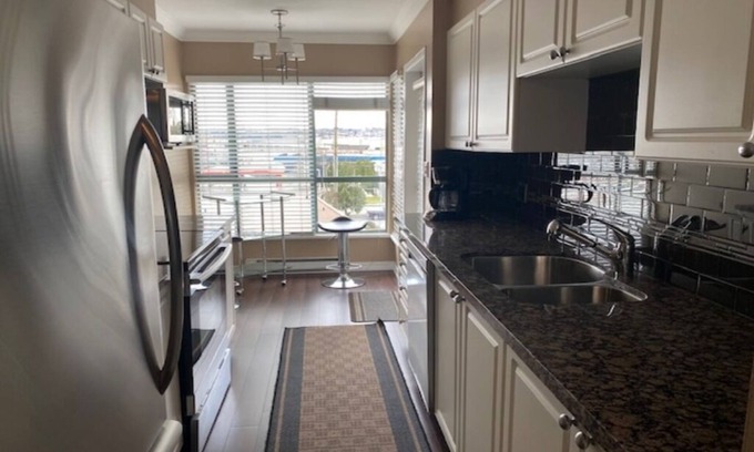 District of North Vancouver Apartment | Corporate ; relocating to North Vancouver , business stays , pet friendly ;