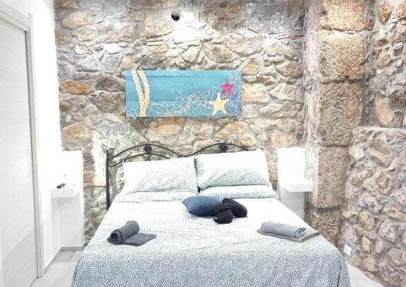 Old Town Apartment | Cortile delle mura