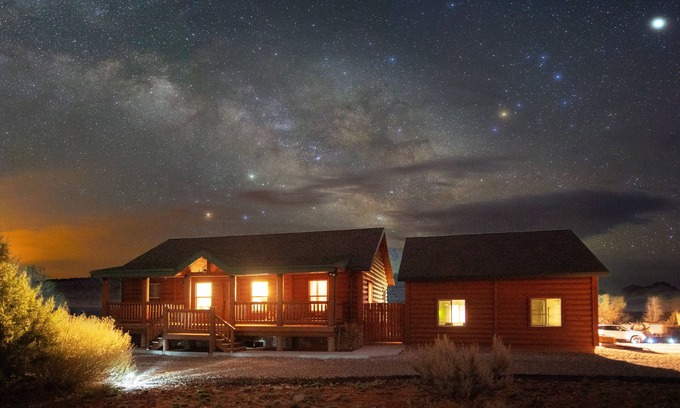 Kanab Cabin | ★ Cosmic Retreat ★ Arcade! Near Zion, Bryce, Best Friends, Lake Powell