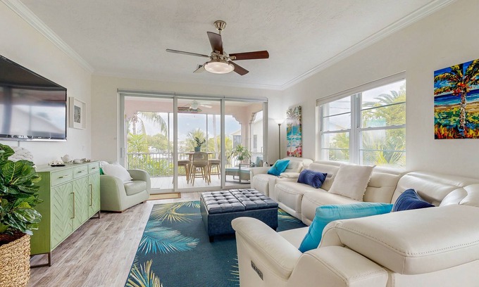 Marathon Villa | Costal waterfront villa with pool, paddleboards & tennis courts