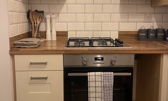 Old St Mellons Apartment | Cosy 1 bedroom flat FAST wifi & FREE parking & washing machine