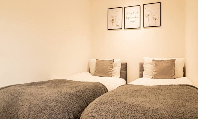 Wroxton Apartment | Cosy 2BR Countryside Flat | Pet-Friendly + Parking