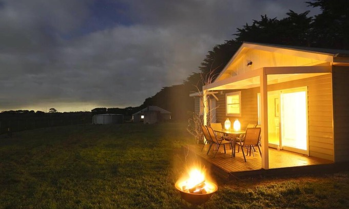 Romsey House | Cosy 3 bedroom cottage with indoor fireplace