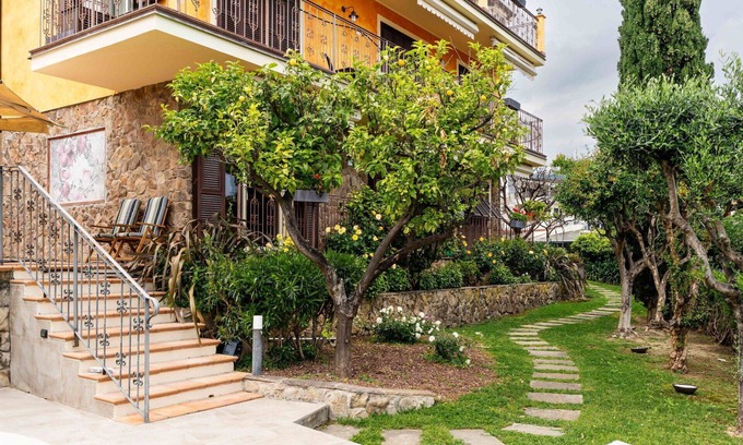 Borghetto Santo Spirito Villa | Cosy apartment in villa for 5 guests with A/C, pool, WIFI, terrace and pets allowed