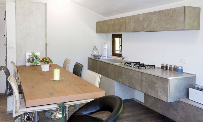 Cologna Spiaggia Villa | Cosy apartment in villa with A/C, WIFI, hot tub, pool, TV, patio, pets allowed, panoramic view