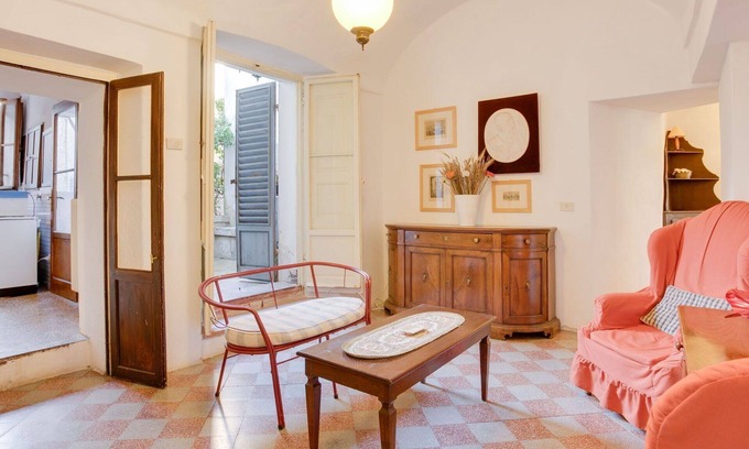 San Gimignano City Centre Apartment | Cosy apartment for 6 guests with terrace