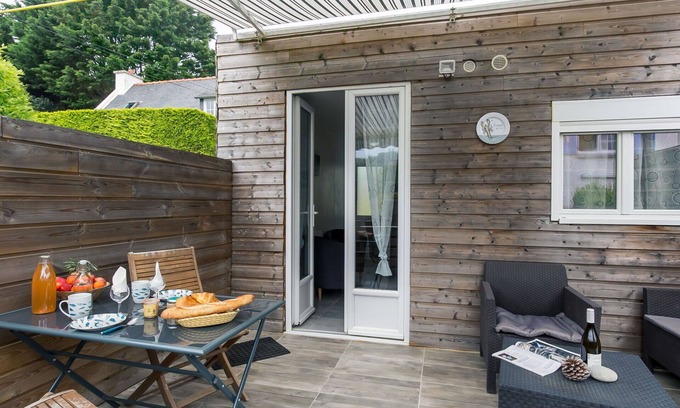 Locquirec Apartment | Cosy apartment for 2 guests with WIFI, TV, terrace and pets allowed