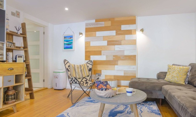 Trebarwith Apartment | Cosy apartment for 4 guests with WIFI, TV, patio, pets allowed and parking