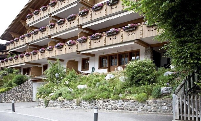 Gstaad Apartment | Cosy apartment for 4 guests with WIFI, TV and balcony
