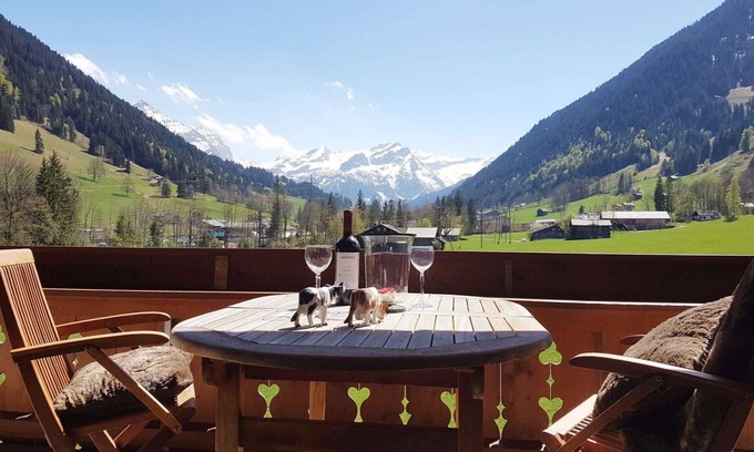 Gstaad Apartment | Cosy apartment for 4 guests with WIFI, TV and balcony
