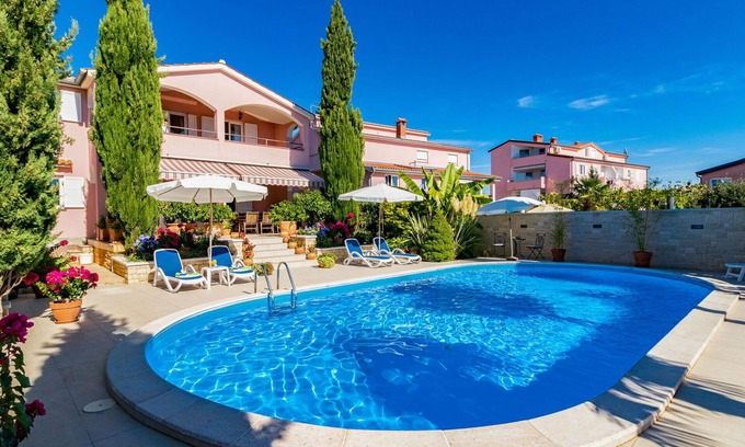 Nova Vas Apartment | Cosy apartment for 4 people with pool, WIFI, A/C, TV, balcony and pets allowed