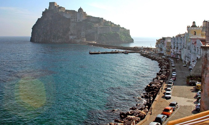 Ischia Porto Apartment | Cosy apartment for 5 guests with WIFI, TV and terrace