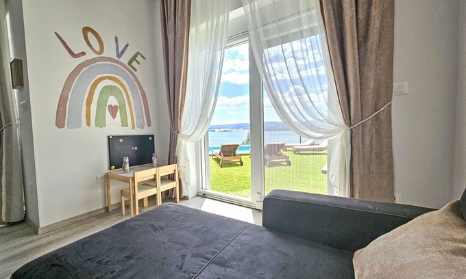 Celina Apartment | Cosy apartment for 6 guests with private pool, WIFI, A/C, TV and terrace