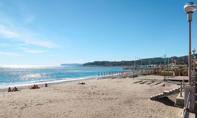 Varazze Apartment | Cosy apartment for 6 people with WIFI, hot tub, A/C, TV, terrace, pets allowed and parking