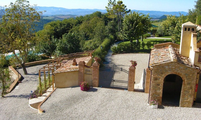 Volterra Apartment | Cosy apartment for 6 people with pool, WIFI, TV, pets allowed and parking, close to San Gimignano