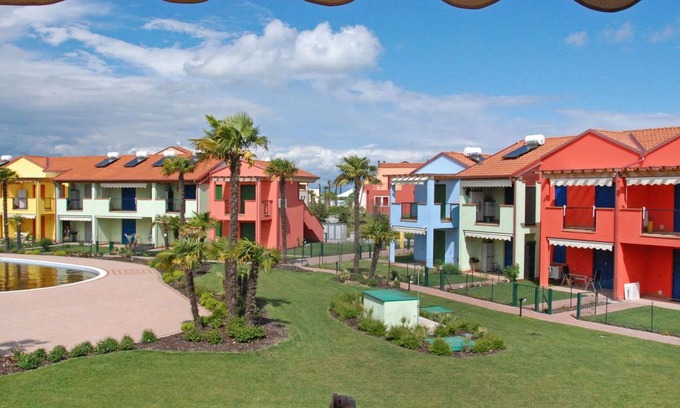 Aprilia Marittima Apartment | Cosy apartment for 6 people with A/C, pool, hot tub, TV and balcony