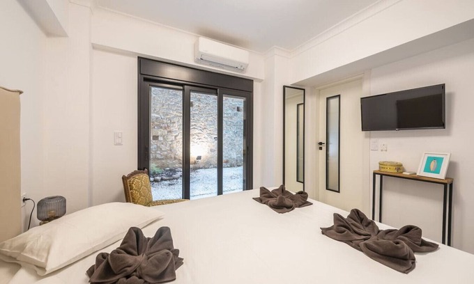 Athens City Centre Apartment | Cosy apartment for couples with garden