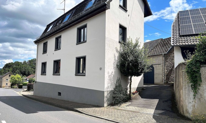 Quiddelbach Apartment | Cosy apartment for 10 people with WIFI, A/C, TV and patio