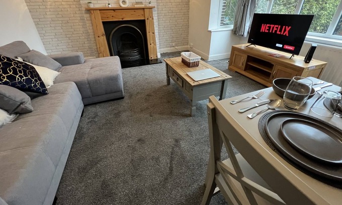 Southend-on-Sea Apartment | Cosy apartment overlooking park - close to beach