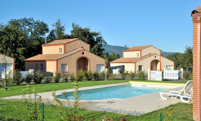 Pont-de-Larn House | Cosy apartment in villa for 8 guests with private pool, TV, terrace and pets allowed