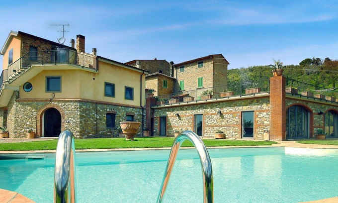 Lamporecchio Villa | Cosy apartment in villa for 4 people with WIFI, pool, A/C, TV and parking