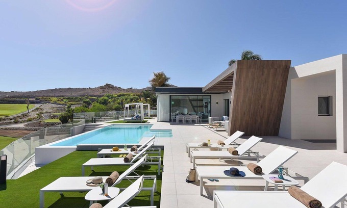 Salobre Villa | Cosy apartment in villa for 10 people with A/C, private pool, WIFI, TV, terrace and pets allowed