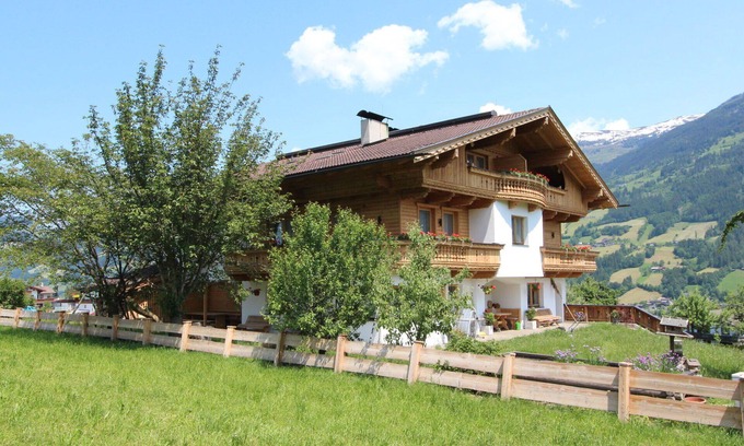 Fuegen Villa | Cosy apartment in villa for 2 people with WIFI, TV, terrace, pets allowed and panoramic view