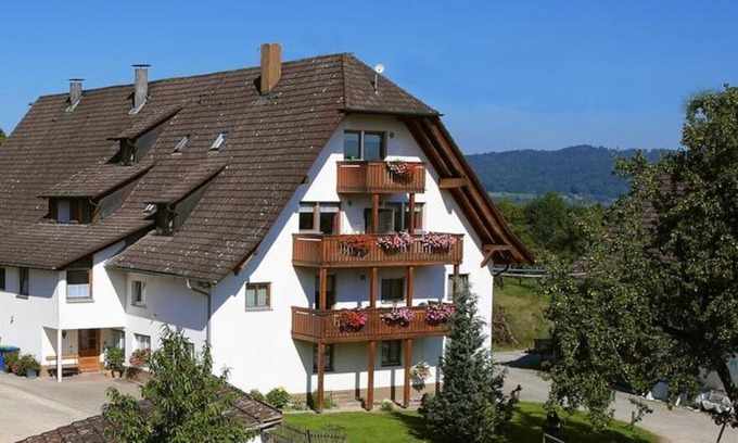 Hohenbodman Apartment | Cosy Apartment “Mayer Burghöfe FeWo 1” with Wi-Fi, Balcony & Garden; Parking Available