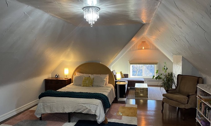 Covington Apartment | Cosy Boho 3rd Floor Studio in Heart of Covington, 5 Minute Walk to Wedding Venue