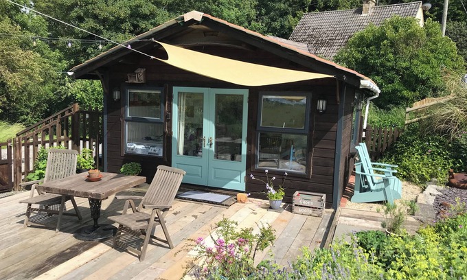 Littlebredy Cabin | Cosy country cabin with scenic views and close to Dorset's beautiful coast.