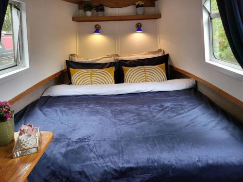 Westbourne Green Boat Rental | Cosy Canal Boat in Little Venice for Family & Friends