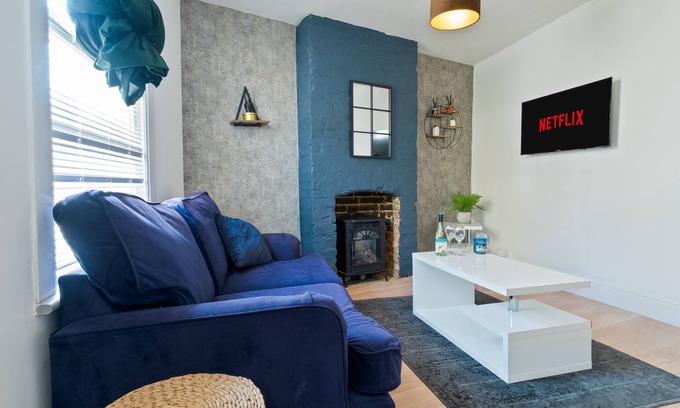 Gillingham House | Cosy City Centre House for Work and Comfort