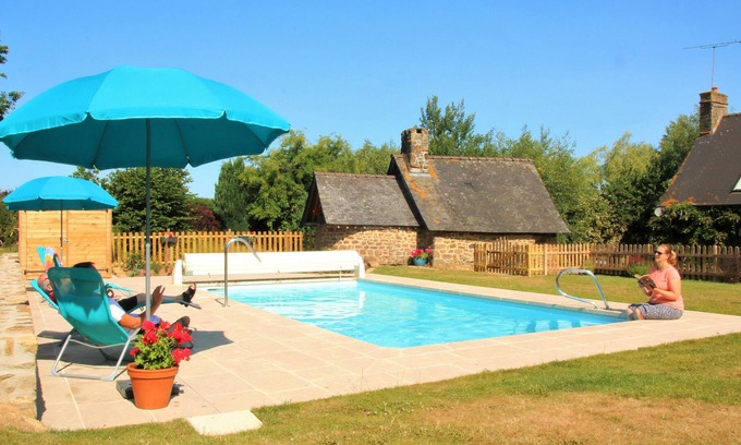 St Denis de Gastines Cottage | Cosy cottage with heated swimming pool and Wifi