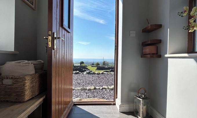 Caernarfon Cottage | Cosy cottage enjoying a secluded spot with stunning views
