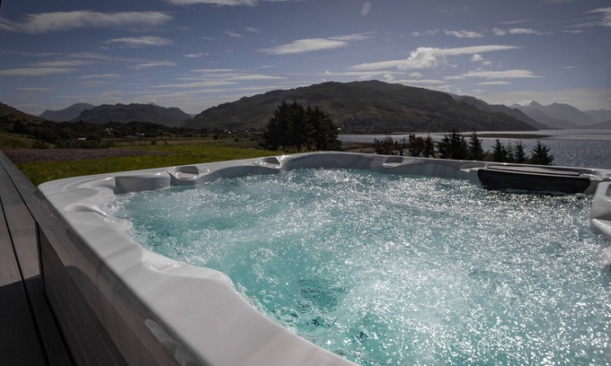 Nostie House | Cosy cottage with hot tub and view of Eilean Donan Castle!
