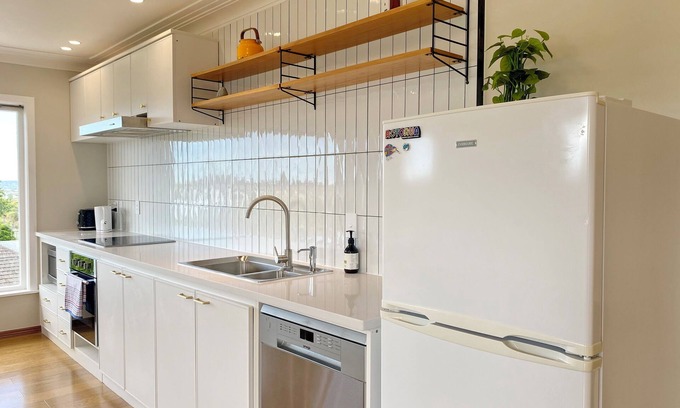 Massey House | Cosy family house in Massey with Good View