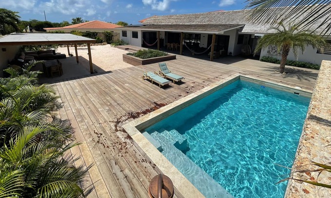 Belnem House | Cosy family house with a big garden, pool and outside kitchen area with bbq
