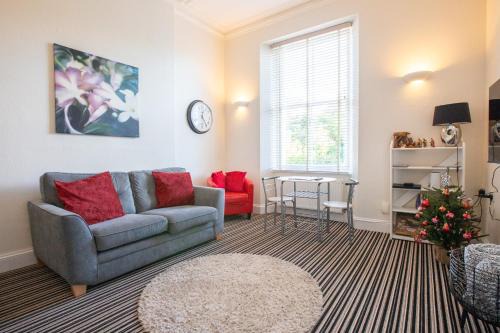 Torquay Apartment | Cosy Flat in Victorian Villa- Parking & Garden