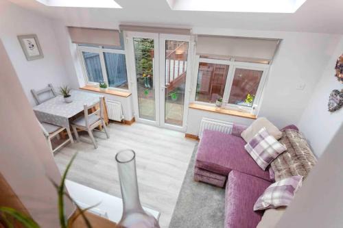 Ashbourne House | Cosy Heather Cottage