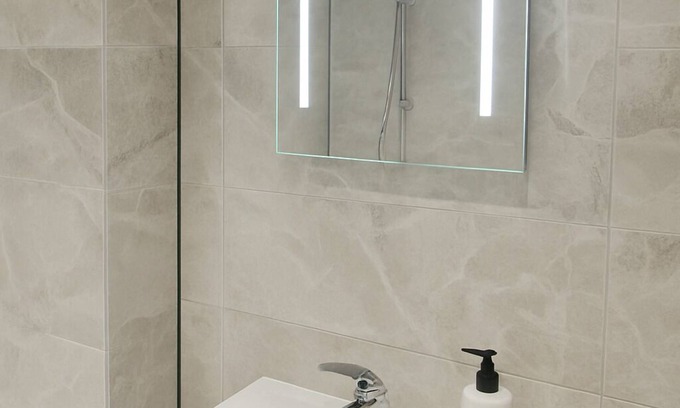 Swindon Apartment | Cosy High Street Retreat