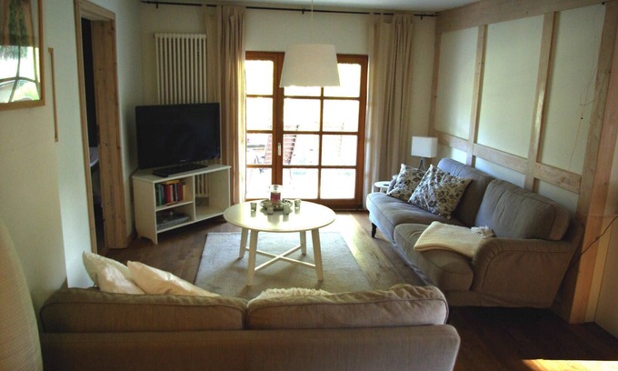 Bleckede Apartment | Cosy holiday apartment with an open living and dining room and an exposed timber frame