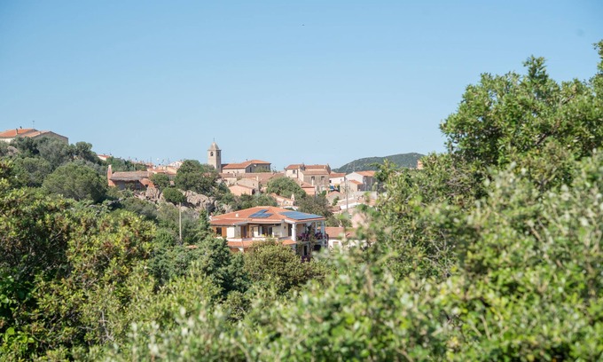 San Pantaleo House | Cosy Holiday Home with Panoramic View, Terrace and Garden