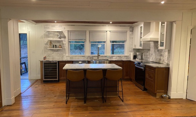 Chapel Hill Cottage | Cosy In Town Cottage in the Forest