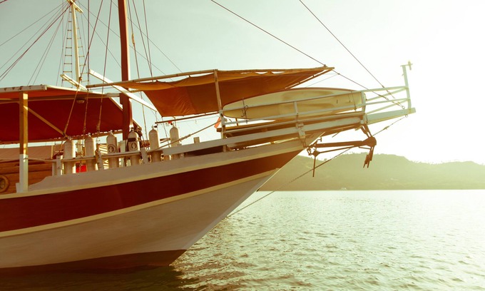 Labuan Bajo Boat Rental | Cosy liveaboard with AC for small groups, Komodo National Park