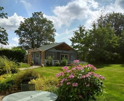 Llanfoist Ski Chalet | Cosy Log Cabin in Llanfoist village