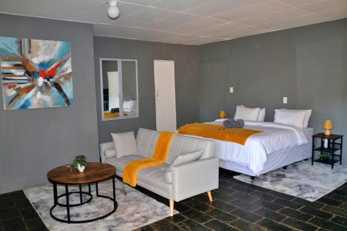 Magaliesberg Ski Chalet | Cosy Mountain FarmStay w private Boma