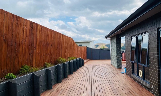 Helensville House | Cosy retreat from busy hassle bussle of city. Come relax at mountain view house.